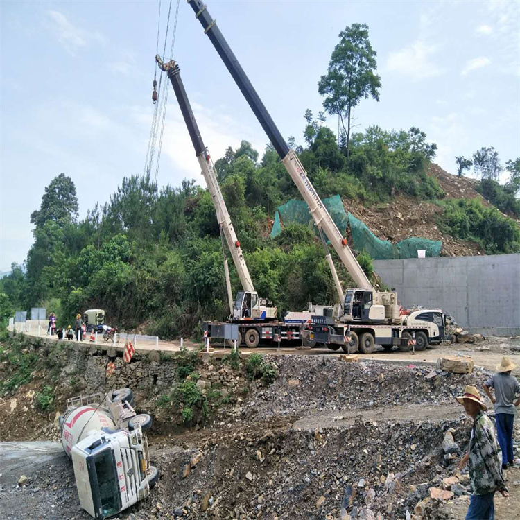 织金汽车掉沟里叫吊车救援要多少钱